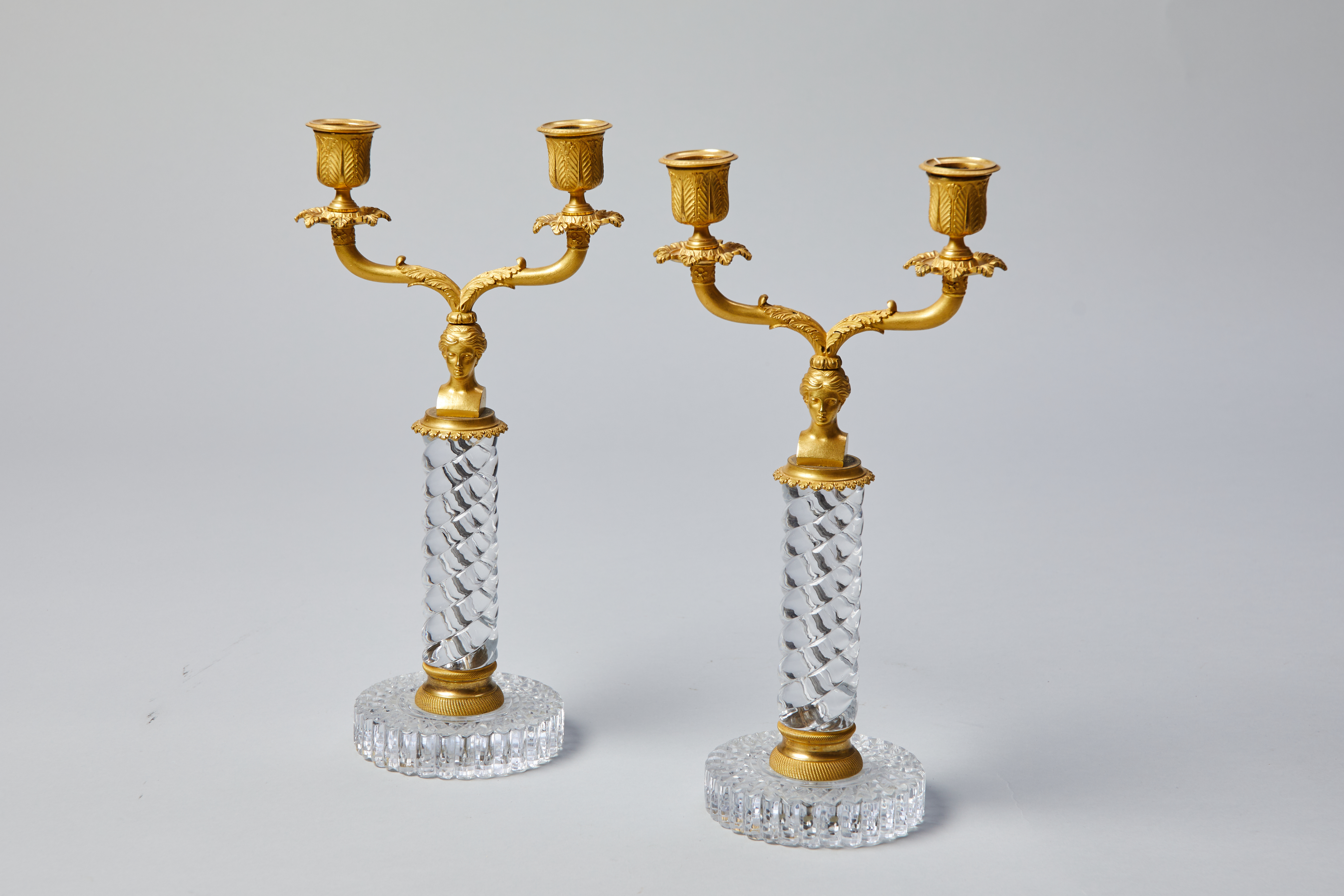 Paar Kristall- und feuervergoldete Bronzekandelaber
