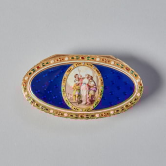 A gold and enamel snuff box